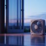 Pravilna uporaba ventilatorja za hlajenje stanovanja z izpihovanjem vročega zraka skozi okno.