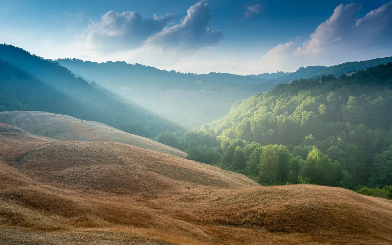 Poletna vročina nad slovensko pokrajino s soncem in naravno pokrajino v ozadju