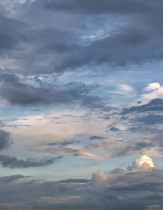 Različne vrste oblakov na nebu – od cirusov do kumulonimbusov