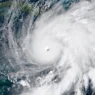 Satelitska slika orkana Melissa nad Jamajko, posneta z GOES-18 satelitom NOAA, ki prikazuje jasno oko orkana kategorije 5 in močno oblačnost, ko se je premikal proti severu.