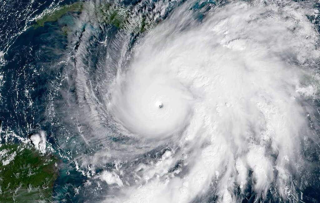 Satelitska slika orkana Melissa nad Jamajko, posneta z GOES-18 satelitom NOAA, ki prikazuje jasno oko orkana kategorije 5 in močno oblačnost, ko se je premikal proti severu.