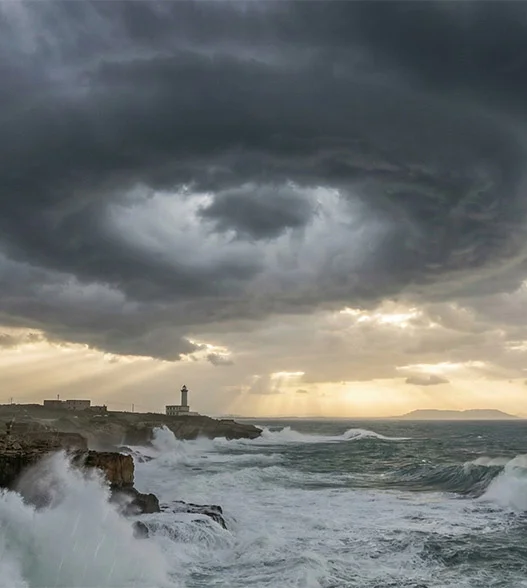 Dramatičen prikaz ciklona Harry z 10-metrskimi valovi nad Sredozemskim morjem.