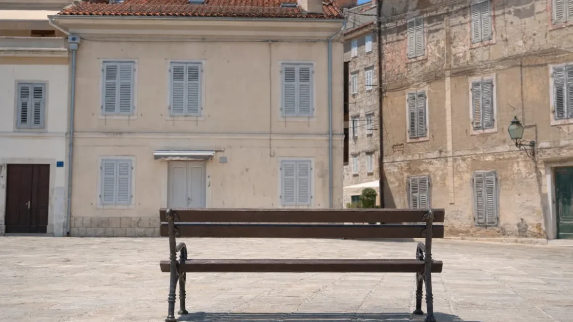 Prazen mestni trg v popoldanski vročini, ko so ravni ozona najvišje