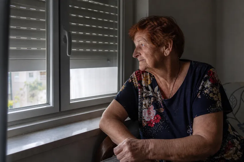 Starejša ženska v ohlajenem stanovanju med popoldansko vročino