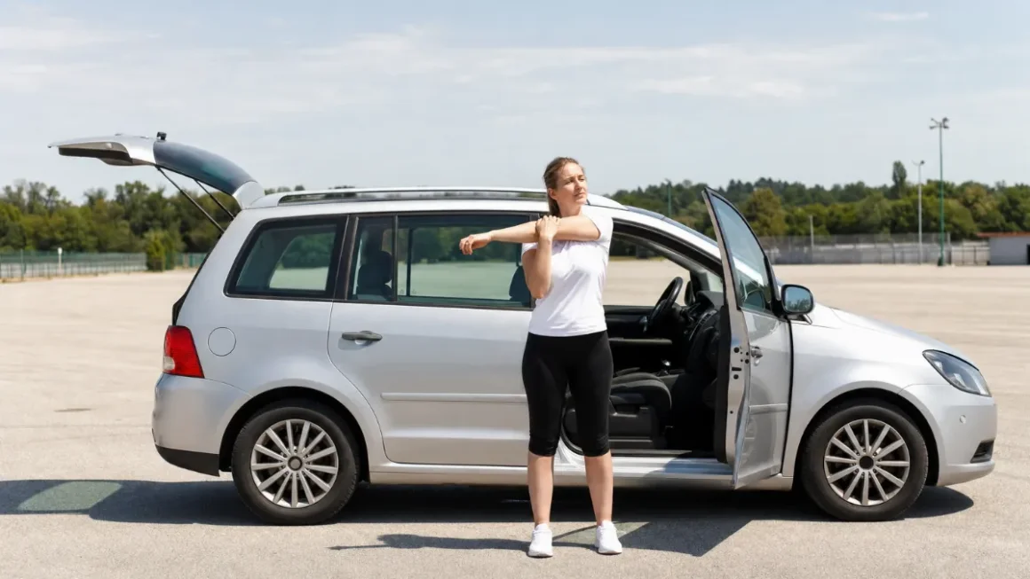 Avto parkiran na soncu sredi vročega poletnega dne