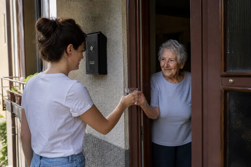 Pomoč starejšemu sosedu med vročinskim valom