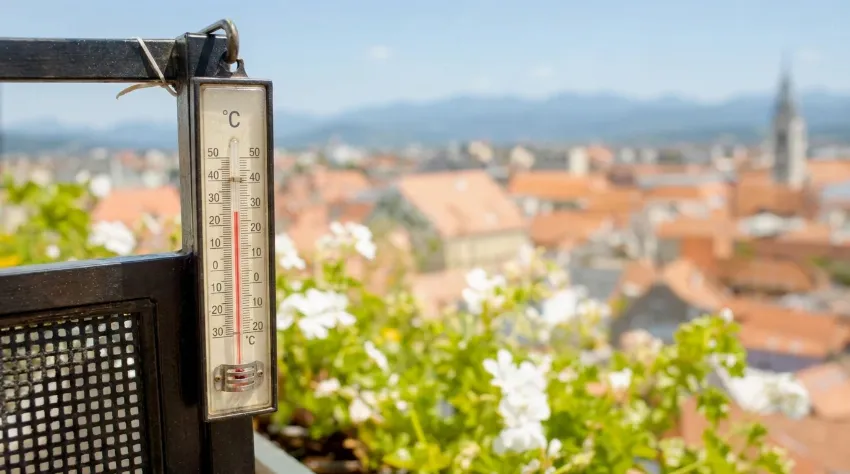 Termometer na sončnem balkonu med vročinskim valom
