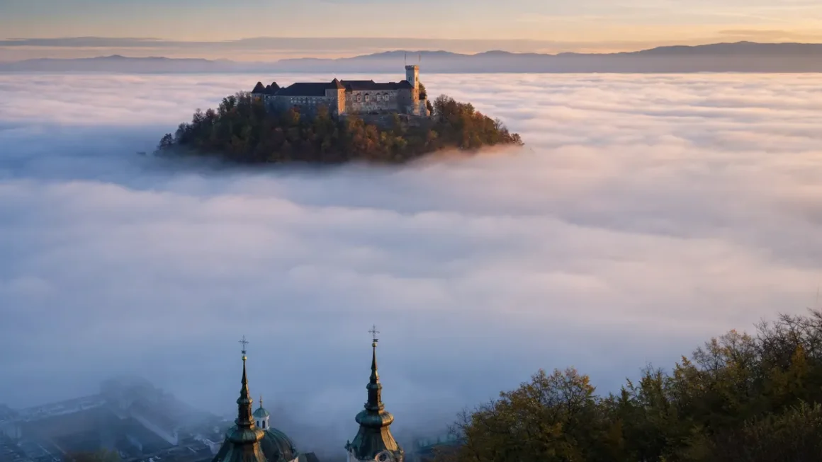 Ljubljanski grad nad jutranjo meglo