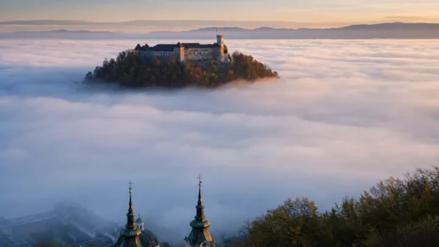 Ljubljanski grad nad jutranjo meglo