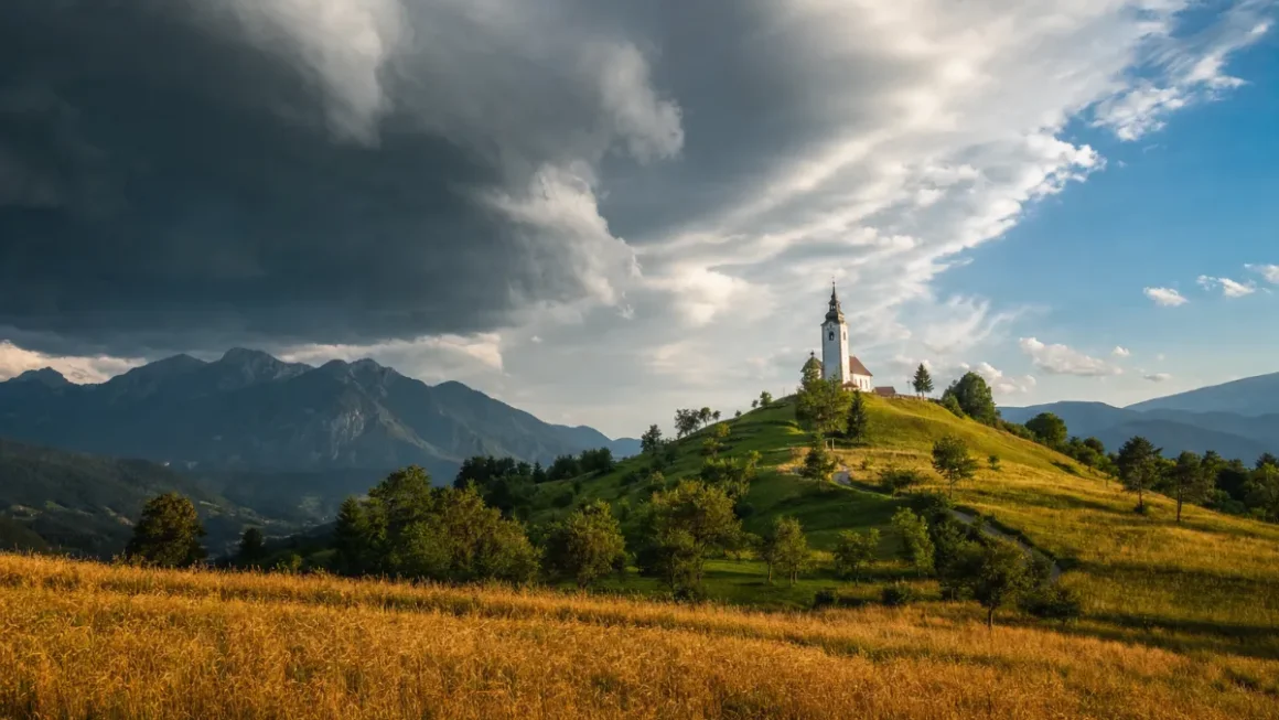 Poletna vročina nad slovensko pokrajino, ki se ji približuje nevihtni oblak