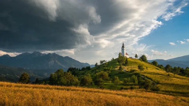 Poletna vročina nad slovensko pokrajino, ki se ji približuje nevihtni oblak