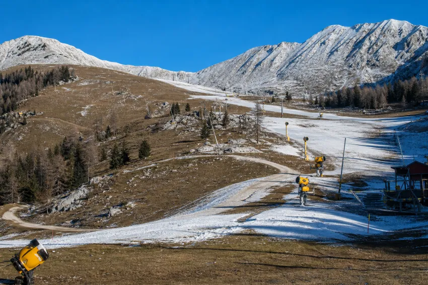 Sneg le nad 1500 metri: alpsko smučišče v topli zimi