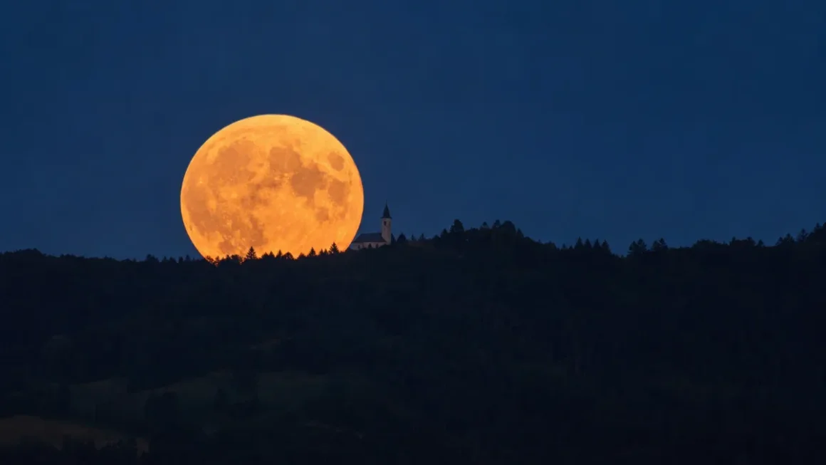 Žetvena polna luna vzhaja nad slovenskimi griči v soboto, 26. septembra 2026